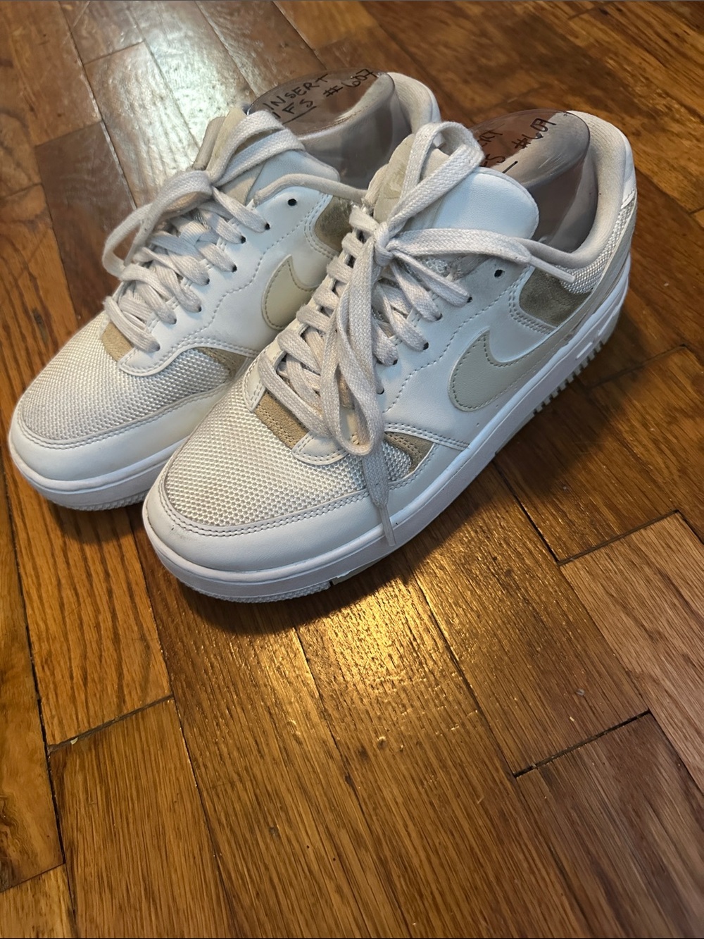 Nike Men’s Sz 8 in Cream and Beige
